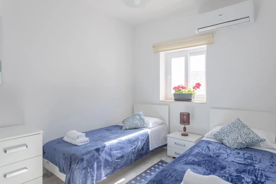 F5 Room 3, Private Room Two Single Beds Shared Bathroom In Shared Flat Msida